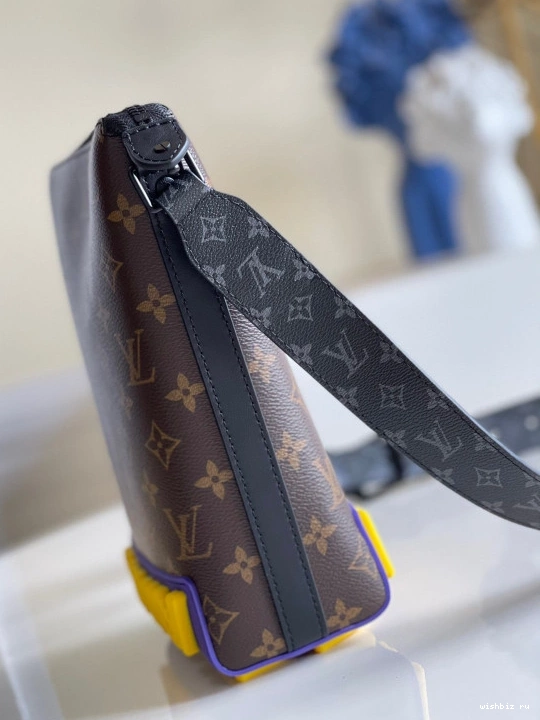 WIS CRUISER VUITTON MESSENGER LOUIS 1113